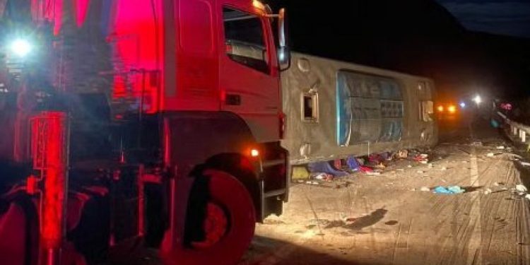Sete pessoas morreram após ônibus tombar em ‘curva da morte’ na BR-116