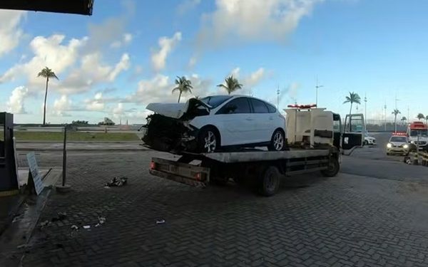 Cinco pessoas ficam feridas após carro invadir posto de combustíveis