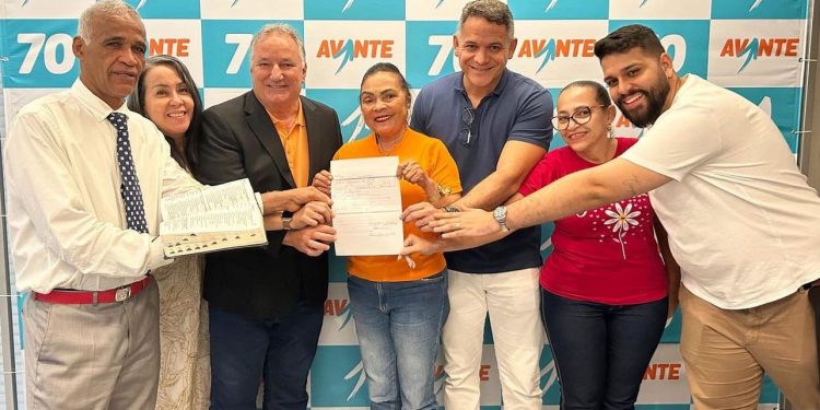 Candeias: Tonha muda de lado, abandona ACM Neto e se filia a partido do governo