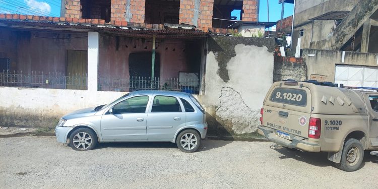 PM encontra carro com restrição de roubo em Candeias 