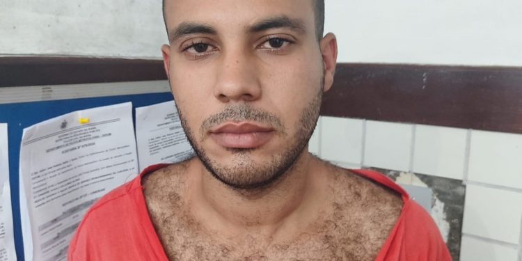 “PERDEU, LADRÃO! Peto prende bandido após roubar loja em Candeias.”