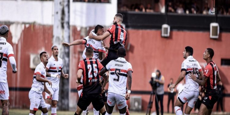 Com um jogador a menos, Vitória perde para o São Paulo no Barradão e segue sem vencer no Brasileiro