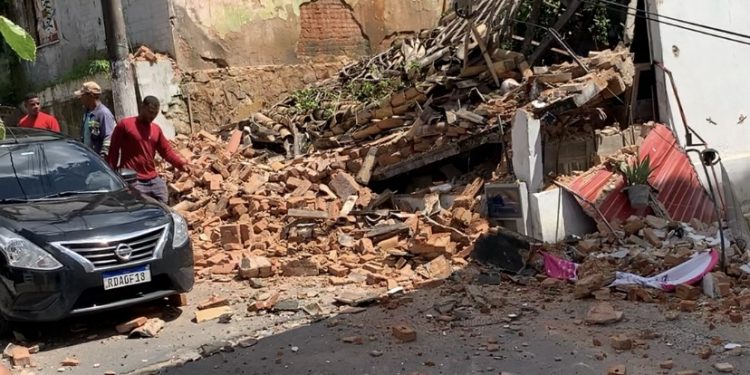 Casa desaba em Candeias e assusta moradores; local ficou destruído