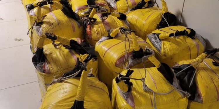 ROTA DO TRÁFICO: Polícia Federal intercepta embarcação com mais de uma tonelada de cocaína
