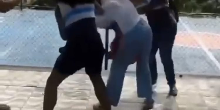 Mãe denuncia agressão e ameaças à filha em escola de Candeias