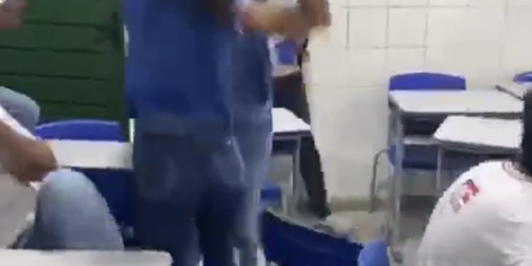 UFC NA ESCOLA: alunas trocam socos em escola estadual de Candeias; briga foi filmada por estudantes