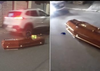 DEUS É MAIS: caixão cai no meio da rua e moradores afirmam que tinha defunto