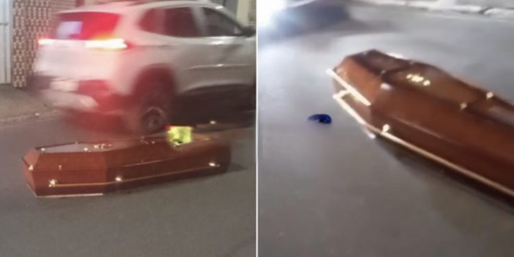 DEUS É MAIS: caixão cai no meio da rua e moradores afirmam que tinha defunto