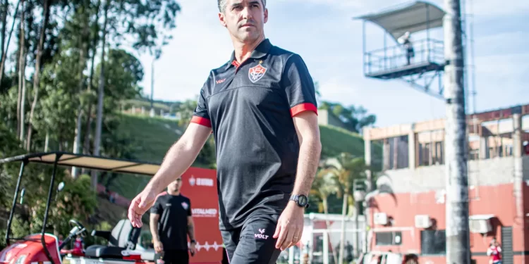 Após sequência de derrotas, Léo Condé deixa o comando do Vitória