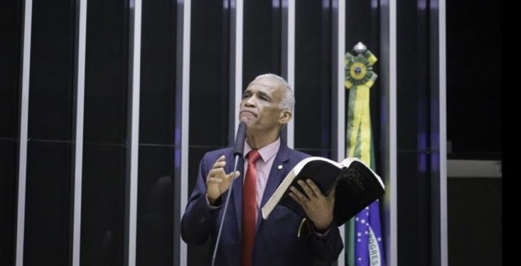 VÍDEO: Após ataques a Madonna, Isidório se veste de mulher para comemorar Dia das Mães