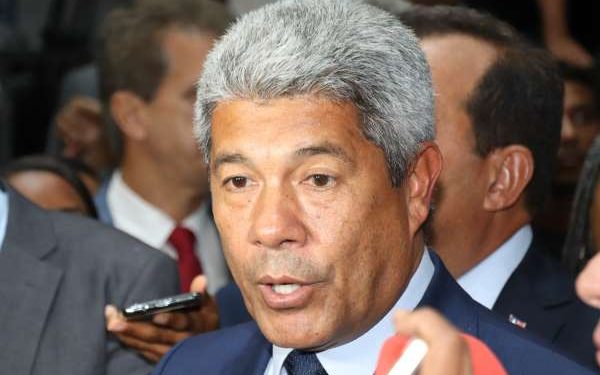 Após críticas de ACM Neto, Jerônimo diz que cabe às prefeituras alfabetizar alunos