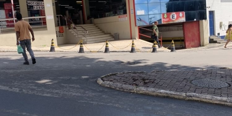 DONOS DA RUA;  Motoristas denunciam vagas ‘reservadas’ por comerciantes Candeias 
