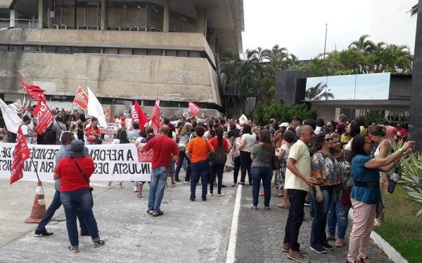 Professores de universidades estaduais anunciam paralisação na sexta-feira (24)