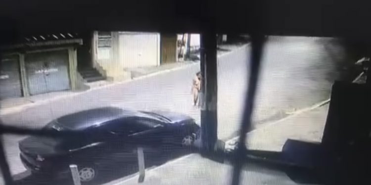 Mulher com transtorno mental quebra para-brisa de carro e ataca pessoas no centro de Candeias 