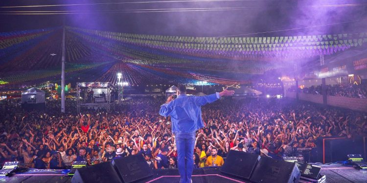 Segundo dia do Arraiá do Aconchego tem forró, sofrência e grandes emoções