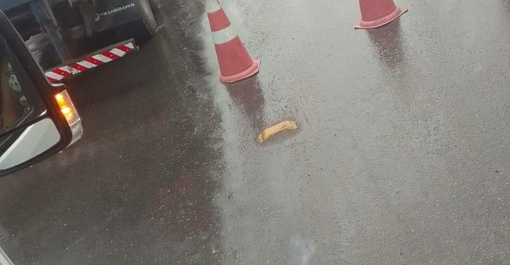 Mulher fica gravemente ferida em acidente com carreta em Candeias 