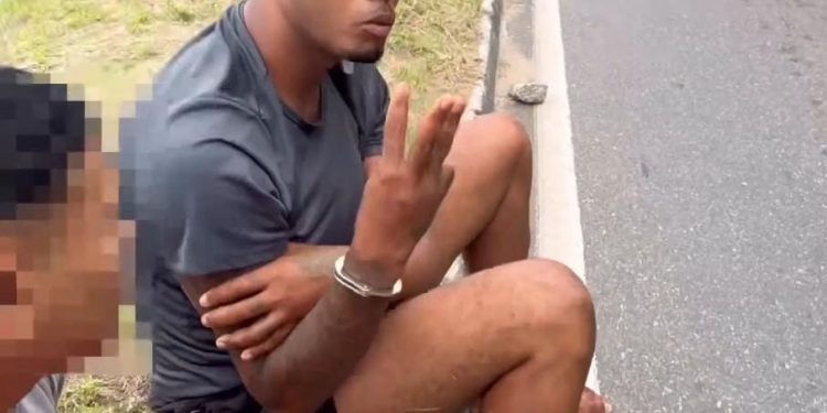 QUE AUDÁCIA NA MINHA FRENTE : Bandido do BDM faz gesto de facção para Polícia Militar em Salvador