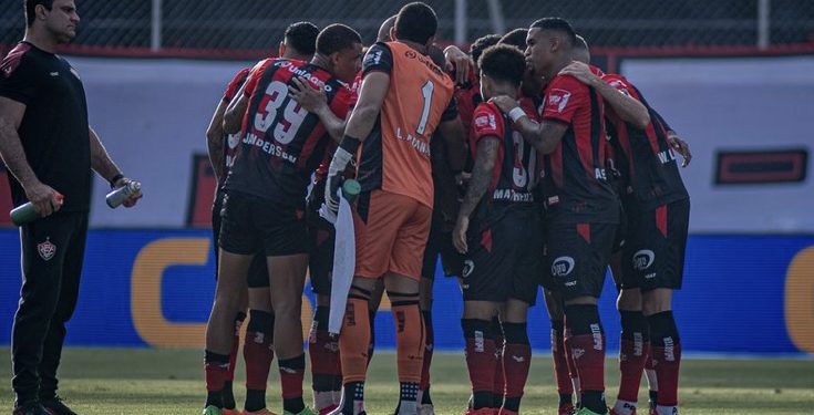 Na lanterna, Vitória recebe o Internacional para vencer a primeira no Brasileirão; prováveis escalações