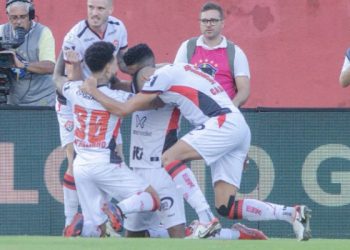 Com gol no último lance, Vitória bate o Internacional e vence a primeira na Série A