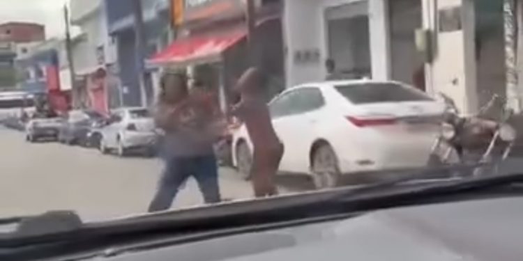 “Mulher com transtorno mental causa pânico e agride pessoas nas ruas de Candeias”