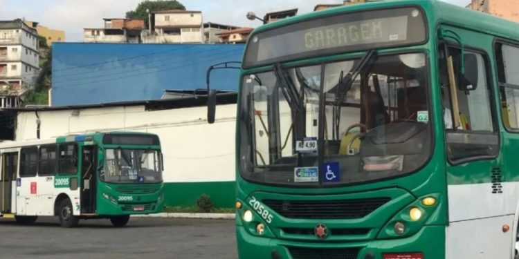 URGENTE! Ônibus ‘fecham as portas’ após facção ameaçar colocar fogo em todos os veículos em estação de Salvador