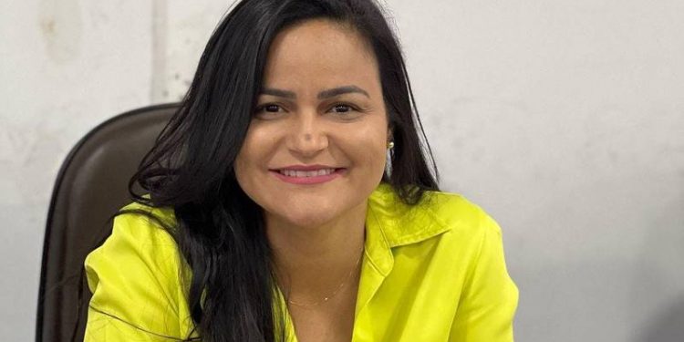 Lauro de Freitas: TSE dá vitória a Débora Régis e derruba processo que pedia cassação da vereadora