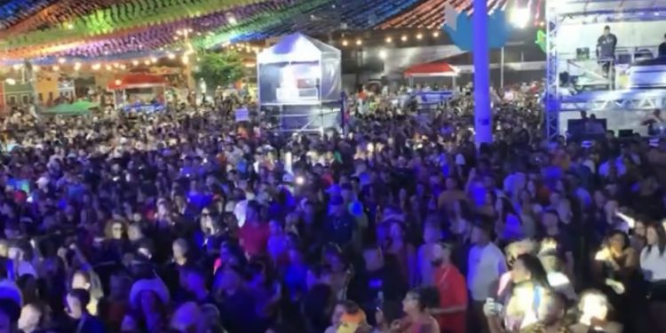 Turistas de outras regiões exaltam São João de Candeias.