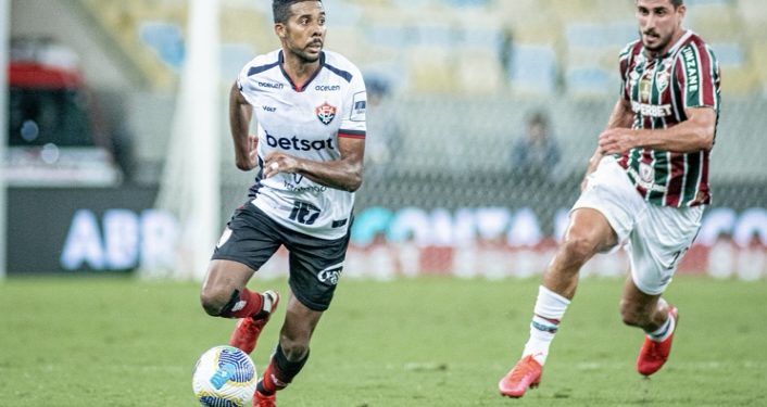 Vitória marca no fim, vence o Fluminense no Maracanã e sai da zona de rebaixamento