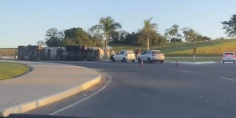 Caminhão tomba na BA-522, em Candeias; não houve feridos