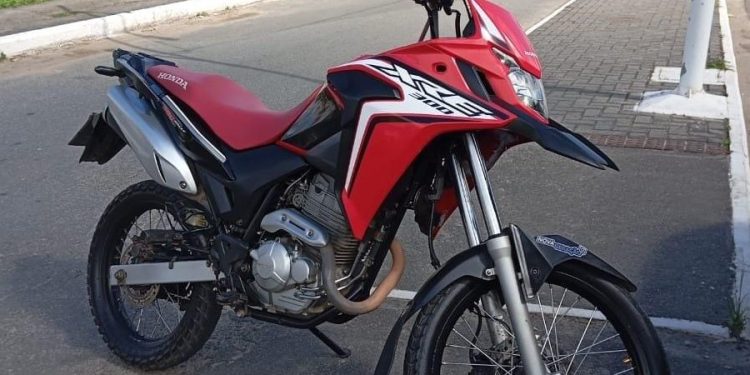 Suspeito com moto clonada é preso em Candeias