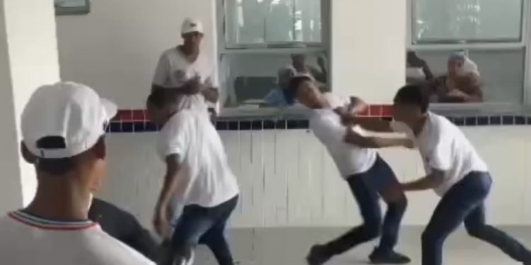 UFC NA ESCOLA: alunos trocam socos em escola estadual em São Francisco do Conde ; briga foi filmada por estudantes