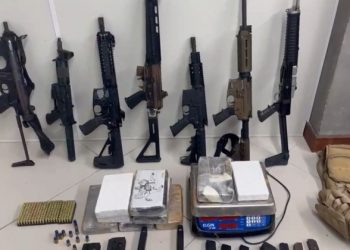 Polícia Civil apreende 5 fuzis calibre 556, metralhadora e carabina; armas estavam escondidas em terreno de Lauro de Freitas