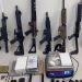 Polícia Civil apreende 5 fuzis calibre 556, metralhadora e carabina; armas estavam escondidas em terreno de Lauro de Freitas