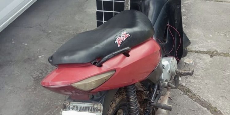 Moto roubada é recuperada pela PM em Candeias 