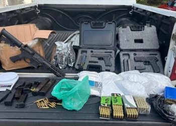 Mulher é presa com fuzil, armas, drogas e munições em Camaçari