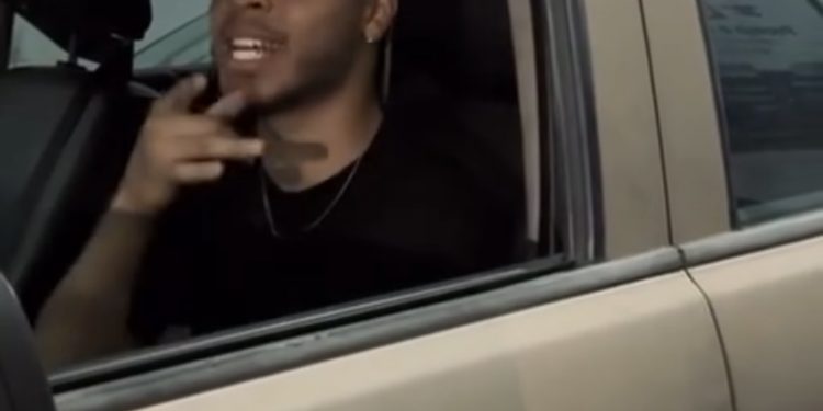 NA VIATURA E MAIS CARO : Jovem entra em Viatura da Polícia Militar para Gravar vídeo cantando arrocha