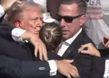 VÍDEO: Trump sofre atentado e é retirado às pressas de palco durante comício