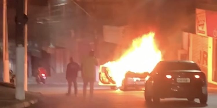 VIDEO:Carro pega fogo na rua 21 de abril  Candeias