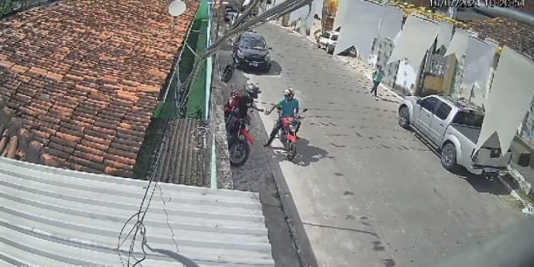 VÍDEO | Veja o momento em que bandidos roubam moto em Candeias