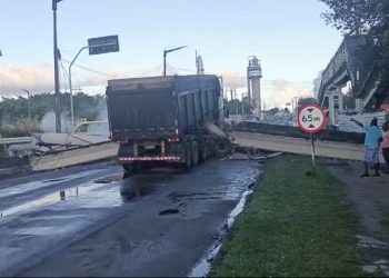 Passarela desaba no Polo de Camaçari; ASSISTA!