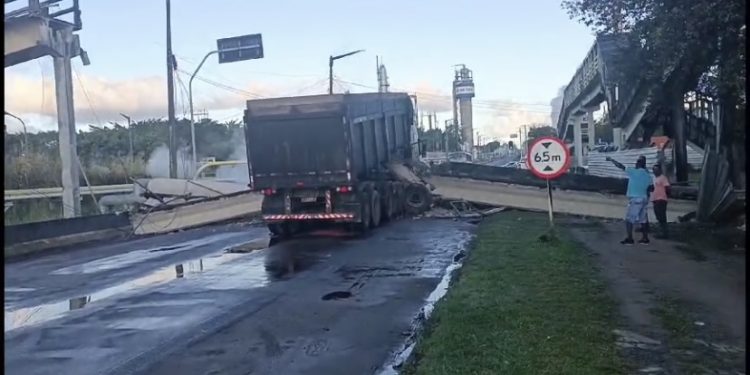 Passarela desaba no Polo de Camaçari; ASSISTA!