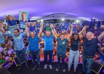 Em evento lotado, Flávio Matos e Angélica são confirmados como candidatos à prefeitura