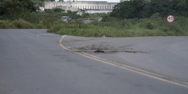 ‘Todo mundo correu para casa’: triplo homicídio em Candeias aterrorizou distrito