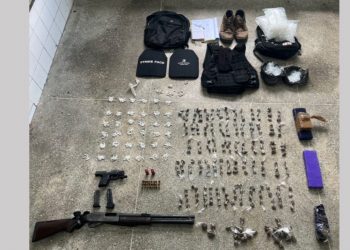 DROGAS E ARMAS APREENDIDAS: um dos suspeitos acabou morto durante confronto em Santo Amaro