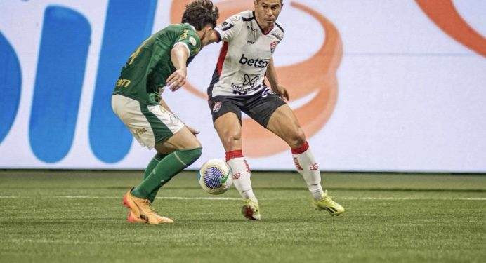 Fora de casa, Vitória bate o Palmeiras e sai da zona de rebaixamento