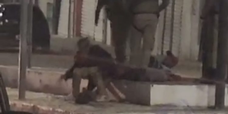“É COISA, VIU?”: homens são flagrados fazendo sexo no meio da rua de cidade do interior da Bahia