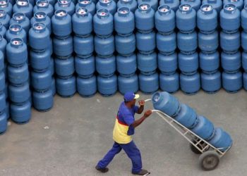 PESANDO NO BOLSO: gás de cozinha na Bahia pode ultrapassar os R$ 140 após novo reajuste