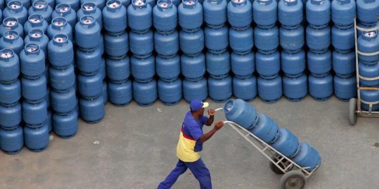 PESANDO NO BOLSO: gás de cozinha na Bahia pode ultrapassar os R$ 140 após novo reajuste