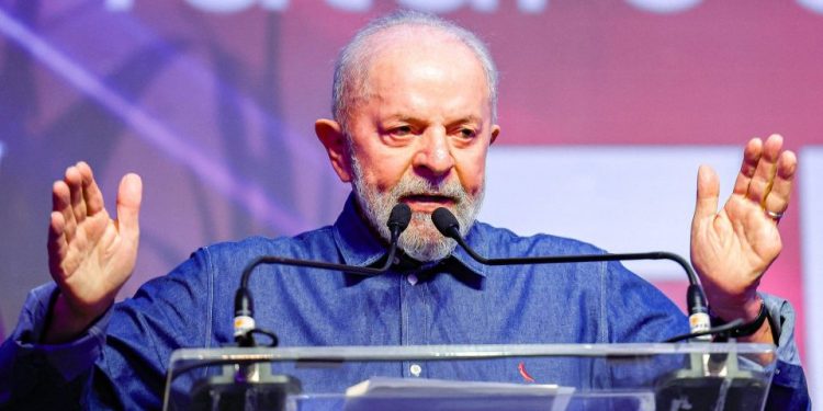 Lula desembarca em Feira de Santana e fala sobre candidatura de aliado na cidade: ‘O dia de Zé Neto vai chegar’