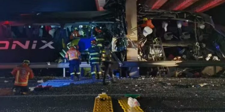 Acidente de ônibus deixa 10 mortos e 42 feridos em São Paulo